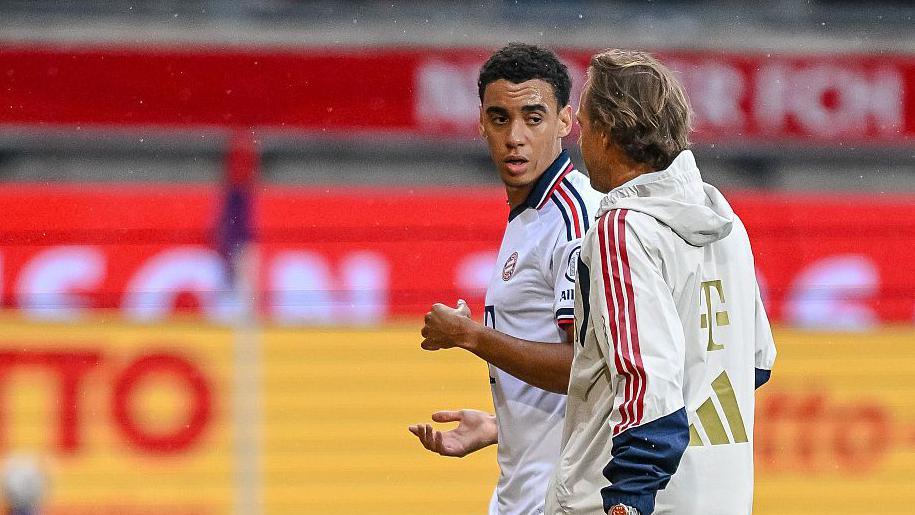 穆西亚拉:拜仁慕尼黑前锋的健康危机